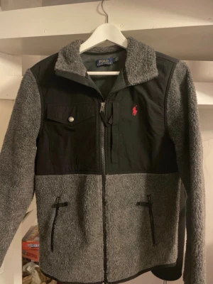 Ralph lauren teddyjacka - Säljer för dne ej passar längre skriv om fu har några funderingar, priset inte hugget i sten