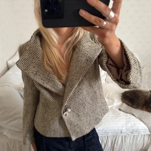 Vårjacka vårkappa - Fin unik beige kappa. Kappan har dekorativa knappar framtill. Perfekt  nu på våren till kallade kväller och senare till tidig höst. Jag brukar ha XS-S och den passar mig bra