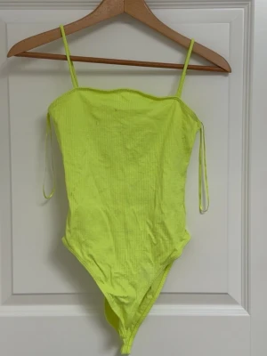 Neongul ribbad body  - En neongul body med ribbad struktur. 