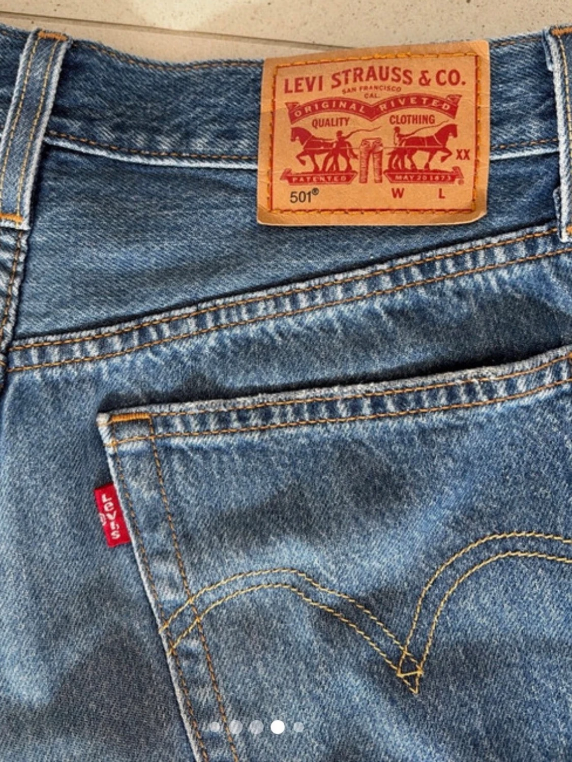 Blå levi’s jeansshorts med slitna detaljer - 3