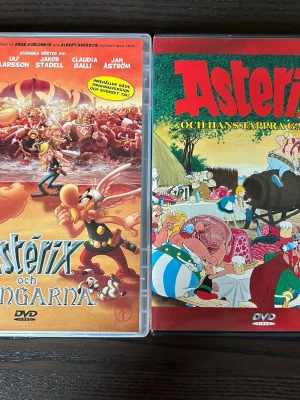 Asterix och vikingarna & Asterix och hans tappra galler dvd - Två filmer med Asterix. "Asterix och Vikingarna" är från 2006 och "Asterix och hans tappra galler" är från 1967.  Båda finns på språk: Svenska, Finska, Danska, Engelska   OBS!! skivorna är begagnade så det kan förekomma repor/hairlines på skivorna, men då jag kollar igenom alla filmer jag säljer garanterar jag att alla funkar felfritt om inget annat står! :)