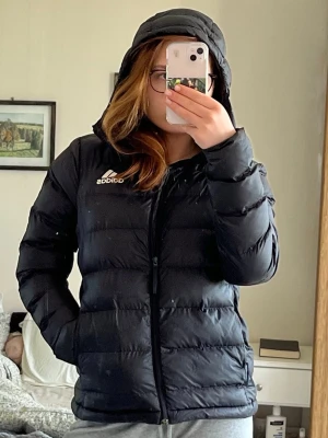 Adidas Jacka - Höst/vinterjacka köpt på stadium för något år sen. Säljer då den är för liten. Inga defekter. Har ett namn skrivet inuti jackan (se sista bilden). Pris går att diskutera