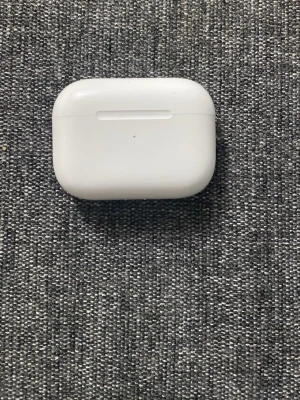 Vita trådlösa hörlurar Apple AirPods Pro 2 - Säljer ett par vita trådlösa hörlurar från Apple, modell AirPods med laddningsetui. Snygg och kompakt design i blank plast som är enkel att ta med sig överallt. Perfekt för musik, poddar och samtal när du är på språng.