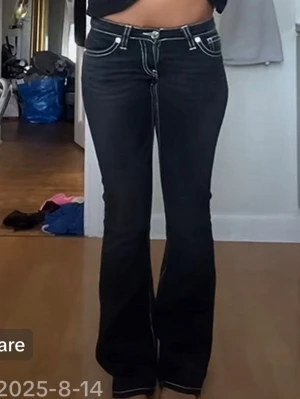 Lågmidjade jeans med vita sömmar - Lågmidjade jeans med vita sömmar och mönster på bakfrickorna från Gina. Innerbentslängd ca 79 cm. Knappt använda 