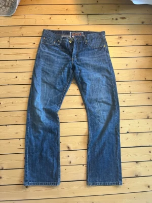 Levi’s vintage jeans  - Sjukt feta vintage Levis jeans 514 i snygg blå wash/färg. Storlek 32/30. Äldre modell av Levis. Mycket bra skick. Skriv vid eventuella funderingar😁 fraktar inom 1-2 dagar