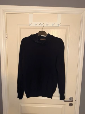 Cashmere Hoodie Oscar Jacobson - Mörkblå Cashmere Hoodie storlek M från Oscar Jacobson. Inga tydliga tecken på användning och inga slitningar 