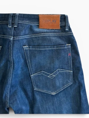 Replay jeans - Snygga mörkblå jeans från Replay med klassisk femficksdesign och raka ben. Jeansen har kontrastsömmar, läderpatch med logga bak och cool detaljsöm på bakfickorna. Tillverkade i slitstark denim som känns både trendig och tidlös.