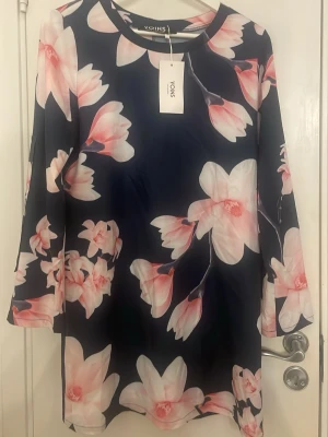 Blommig marinblå klänning från Yoins - Supersöt marinblå kortklänning från Yoins med stora rosa och vita blommor. Klänningen har långa ärmar och en rak passform. Perfekt för dig som gillar färgstarka och feminina plagg med blommigt mönster.