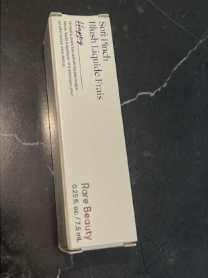 Rare Beauty Soft Pinch Dewy Liquid Blush - Rare Beauty Soft Pinch Dewy Liquid Blush i nyansen Happy. Flytande rouge som ger en fräsch, daggig finish och är lätt att blanda ut. Kommer i en smidig förpackning på 7,5 ml. Perfekt för att skapa en naturlig glow med ett mjukt resultat.