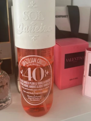 Sol de Janeiro Cheirosa 40 Body Mist - Säljer min body mist från Sol de Janeiro, Cheirosa 40, med doft av black amber plum och vaniljträ. Den är från början 240ml men som man ser på bilden är den använd och därför gissar jag på att mellan 170-200 ml är kvar. Det är lite ”klister ” på flaskan som kom från tejpen när jag köpte den för 449kr på lyko 