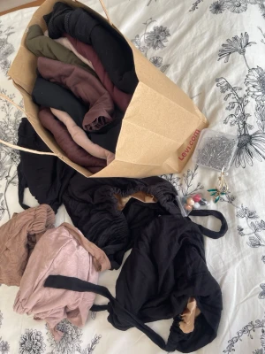 Flera mjuka sjalar i olika färger - Säljer ett gäng mjuka sjalar i olika färger som svart, beige, vinröd, brun och olivgrön. Perfekta att slänga på sig för att lyfta outfiten och hålla sig varm. Alla är i sköna material och passar till många olika stilar.