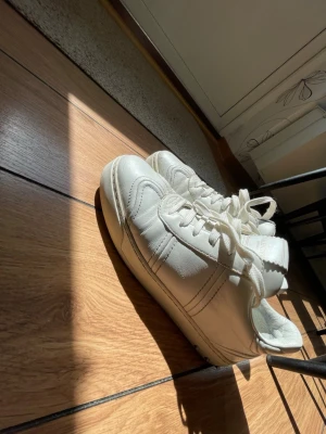 Vita sneakers med detaljer - Ett par Valentino flycrews som är i bra skick men lite tecken på att de är använda de är storlek 38,5 men jag har storlek 39 och de passar mig ganska bra det kmr bara som de är ingen box Elr ngt ett par snygga skor till somarn