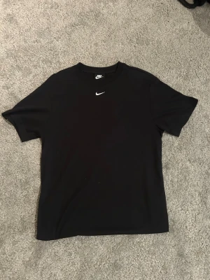 Svart Nike t-shirt - En svart Nike t-shirt, det är en väldigt plain tröja. Den är aldrig använd och är köpt från Nike store. Har även två till om någon är intresserad. 👌💶