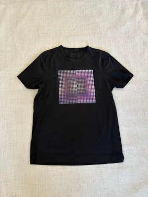 Limitato T-shirt  - Söker du en limitato T-shirt att bära i sommar till en billig peng?  Då har du hittat rätt. En limitato T-shirt i fint begagnat skick utan några konstigheter utöver att den saknar storleks tags. Dock med säkerhet i storlek L. Har vanligtvis ett inköpspris på över 1000kr. Tveka inte på att slå till! (Postar inom 24)