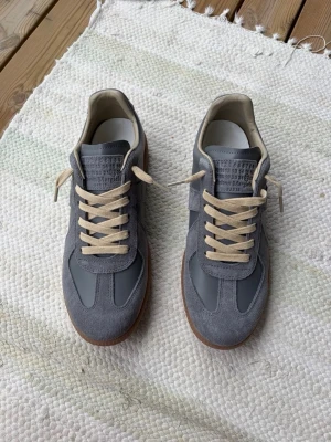 Grå/blå Maison Margiela gats - Säljer mina Margiela gats i storlek 43 då de tyvärr var för små. Som ni ser på bilderna är de nästan helt oanvända. Kvitto finns. Tveka inte på att höra av er vid några som helst funderingar.