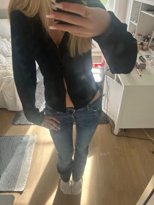 Blå low waist med låg midja - Snygga blå jeans med låg midja och raka ben. Klassisk femficksmodell med dragkedja och knapp framtill. Jeansen har en tidlös tvätt och passar perfekt till en avslappnad stil.