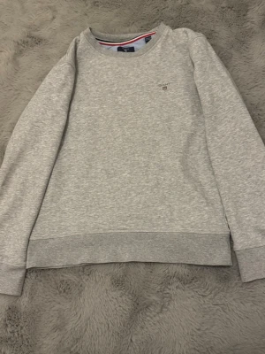 Gant sweater 152 - Gant tjock tröja i Stl 146/152 men passar upp till 160-162. Den är i sjukt bra skick utan hål! Hör av er vid frågor