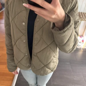 Olivgrön quiltad jacka från Nelly - Jacka från Nelly, storlek S