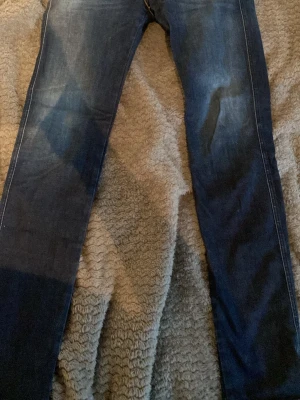 Mörkblå replay jeans - Snygga mörkblå jeans med raka ben och klassisk femficksdesign. Jeansen har kontrastsömmar och är tillverkade i denim. Perfekta för en avslappnad och stilren look.     Replay. W31. L34