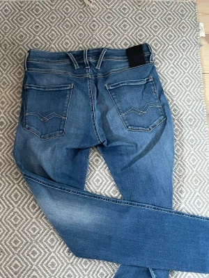 Replay anbass slim fit blå - Feta jeans från replay i storlek W31 L32. Modellen kallas anbass dem är lite ljusblåa med en snygg tvätt. Perfekt för lite kyligare dagar. Riktigt Grisch. Kontakta om intresserad eller frågor!🫡
