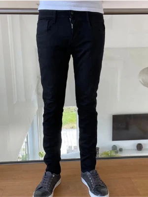 Replay jeans  - Snygga svarta slim fit Replay jeans med klassisk femficksdesign och dragkedjegylf. Jeansen har smal passform och raka ben, perfekta för en stilren look. Passar till både sneakers och boots.