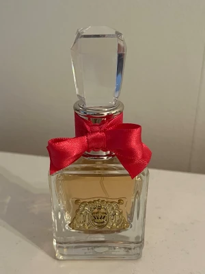 Juicy Couture viva la juicy EDP  - Parfym från Juicy Couture (Viva la juicy) 30ml. Endast provdoftat på så som ny! (Nypris 700kr) 