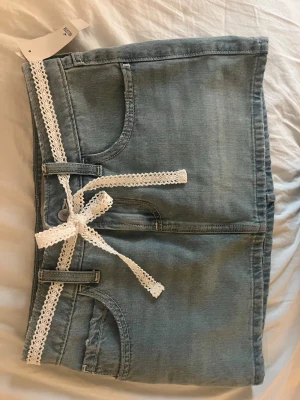 Ljus jeanskjol med spetsband Hollister - Supersnygg ljusblå mini jeanskjol från hollister. Prislappen är på och de är aldrig använda. Kjolen har insydda shorts vilket är super smidigt. Och ett super gulligt spetsband som såklart också går att ta bort! Pris kan såklart diskuteras💕💕💕