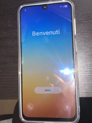  Samsung Galaxy A14 mobiltelefon 64gb - Hellt ny använd i bara 1 vecka Snygg vit Samsung Galaxy med tre kameror på baksidan och stilren design. Telefonen har en stor skärm med droppformad sensor och tunna kanter. Perfekt för dig som gillar modern teknik och vill ha en mobil med bra kamera.
