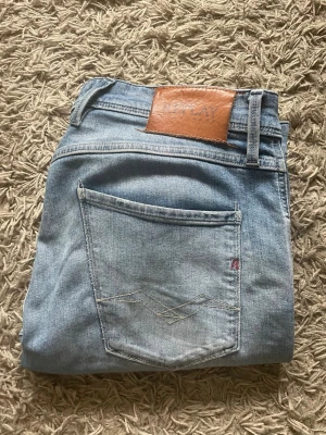 Ljusblåa jeans från replay  - Snygga slitningar har dock några fläckar men dom går bort i tvätten 
