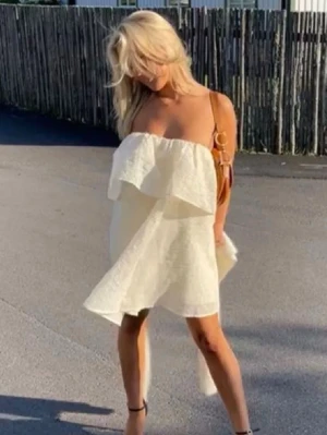 Klänning - Storlek 36 från H&M! Krämvit