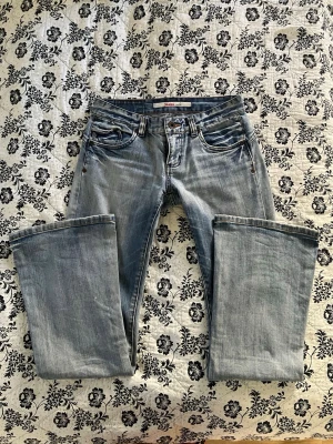 Lågmidjade jeans - Bytte stil så de används inte längre. Midjan är ca 38 cm tvärs över och innerbenslängden ca 80 cm. Fläcken på bild 4 är på baksidan av byxbenet så den som bär jeansen ser inte. Fläcken på bild 5 är nästan borta 💕