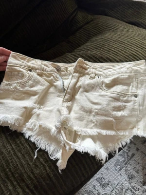 Beige shorts från DIVIDED - Beiga/krämvita shorts från divided, oanvända då dem är för små❤️ Strl 32
