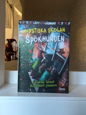 Lätt Och Läskigt Böcker - Spökhunden . - Oläst men har förflyttats i ett skåp så någon skavank finns på omslag.  Anden I Glaset. - Läst i en gång och den har sen förflyttats i ett skåp så någon skavank finns på omslag och man kan se lite på vissa ställen att det är bläddrat i den är svårt dock att få det på bild.