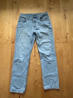 Ljusblåa Jeans - Ljusblåa jeans från Zara. Straight fit. Storlek 30/30