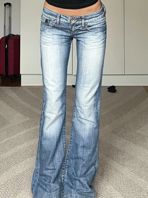 Jeans - Midjemått: 38cm rakt över, innerbenslängd: 81cm 💗