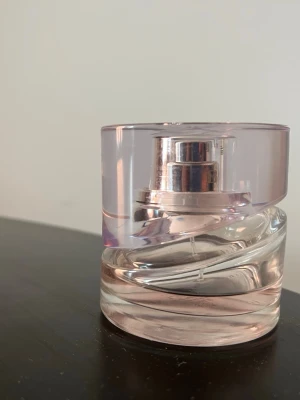 Hugo Boss parfym  - Hugo Boss damparfym. Den är använd och har 1/3-1/4 del kvar så ca 7,5-10 ml kvar skulle jag säga. Säljer därav väldigt billigt då doften inte är för mig.