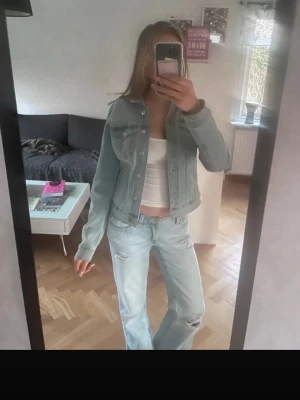 Ljusblå jeansjacka - Säljer en ljusblå jeansjacka från veromoda i storlek m, jackan är i superfint skick!