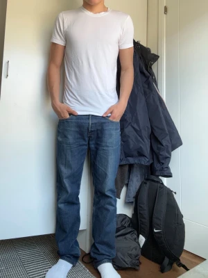 Selvedge A.P.C. Jeans - Riktigt snygga selvedge jeans från A.P.C i mörkblå denim (W32, L32) med coola fades och worn känsla. Ger riktiga archive/vintage vibbar. Skön passform och sitter riktigt bra på (straight fit). Modellen är 180 och väger 74 kg. Säljer för 1199kr