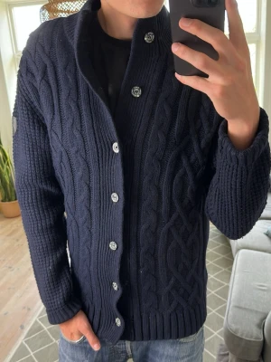 Cardigan mörkblå  - Trendig och väldigt schysst! Mått: A:52 B:52 C:48 D:68 (cm) skriv vid fundering 😁🙌