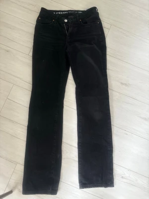 Midwaist svarta jeans - Svarta jeans från bikbok i storlek 34, gylfen går ända upp, jeansen är bara för små för mig (har storlek 36 i byxor) 