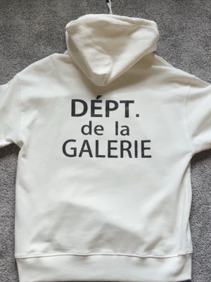 Gallery Dept Hoodie - Unik och riktigt fet Gallery Dept hoodie. Har försökt att sälja denna i ett år nu men säljs aldrig, där av det låga priset 🫠. Tags sitter kvar på hoodien och hoodien har bara provats en gång! Hör av er vid frågor! 
