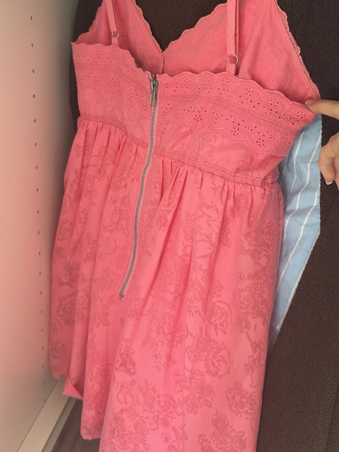 Rosa kort klänning med spetsdetaljer - 1