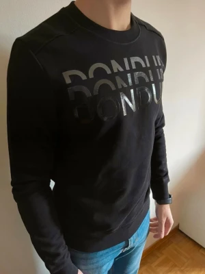 Dondup Sweatshirt - Dondup Sweatshirt | Modell: Sweatshirt | Skick: Mycket fint | Nypris: 2499 kr | Storlek: S | Hör av dig vid minsta fundering 📦