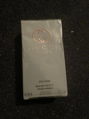 Gucci Guilty Pour Homme EdT 50ml - Gucci Guilty Pour Homme Eau de Toilette är en lyxig herrparfym i en stilren, silverfärgad kartong med guldiga detaljer. Flaskan rymmer 50 ml och parfymen har en fräsch och maskulin doft. Perfekt för dig som gillar exklusiva dofter och snygg design.