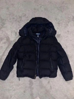  Polo Ralph Lauren hybrid jacka  - Snygg mörk blå Polo Ralph Lauren hybrid jacka. Jackan  håller värmen inne och är inte för tjock men inte för tun heller. Perfekt för höst vinter. Köpt för 6000kr säljs för 3000kr. Använd 1 vinter.