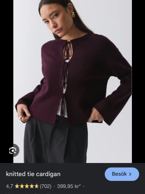 Vinröd stickad cardigan med knytband - Trendig vinröd stickad cardigan från gina med knytband framtill. Modellen har rund halsringning, långa ärmar och en rak, något boxig passform. Perfekt för lager-på-lager och ger en cool vibe till din outfit. Knappt använd så fortfarande i nyskick💕