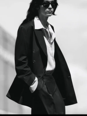 Svart oversized dubbelknäppt kavaj - Säljer denna mörkgrå kavaj i storlek M från H&M. Den är helt ny med prislapp! Ordinarie pris 549 kr. Säljs pga tiden för retur har gått ut!