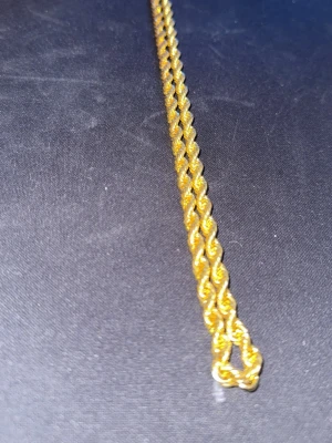 Guldfärgat kedjehalsband - Snyggt halsband i guldfärg med tvinnad kedja som ger en cool och trendig look. Halsbandet har en klassisk design och passar perfekt till att lyfta vilken outfit som helst. Materialet ser ut att vara metall med en glansig finish. 4mm äkta guldplatering 