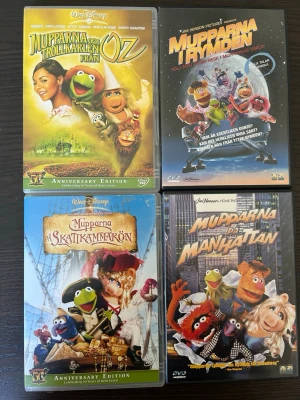 Mupparna dvd paket - Detta paket innehåller fyra DVD-filmer med Mupparna: "Mupparna från Oz", "Mupparna i rymden", "Mupparna på Skattkammarön" och "Mupparna på Manhattan".  Språk: Oz: Engelska, Franska, Italienska, Tyska, Spanska   Rymden: Svenska, Danska, Engelska   Skattkammarön: Engelska, Franska, Spanska   Manhattan: Engelska, Franska, Tyska, Spanska   Alla 4 är helt repfria!  OBS!! skivorna är begagnade så det kan förekomma repor/hairlines på skivorna, men då jag kollar igenom alla filmer jag säljer garanterar 