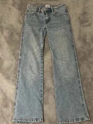 Ljusblå bootcut jeans  - Säljer ett par helt nya ljusblå bootcut jeans från lager 157. Super snygga och snygg passform! 